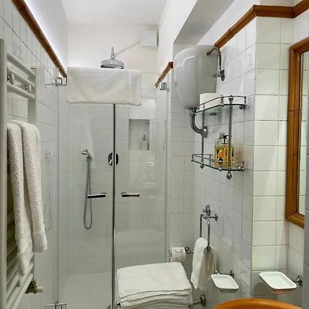 Le Rondini - לינה וארוחת בוקר 3*